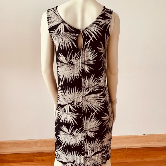 Cute little vacation sundress! - Picture 2 of 2